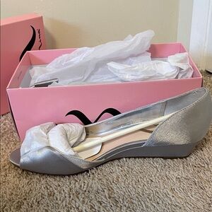 NWT 11M Nina Silver Peep-Toe Wedges